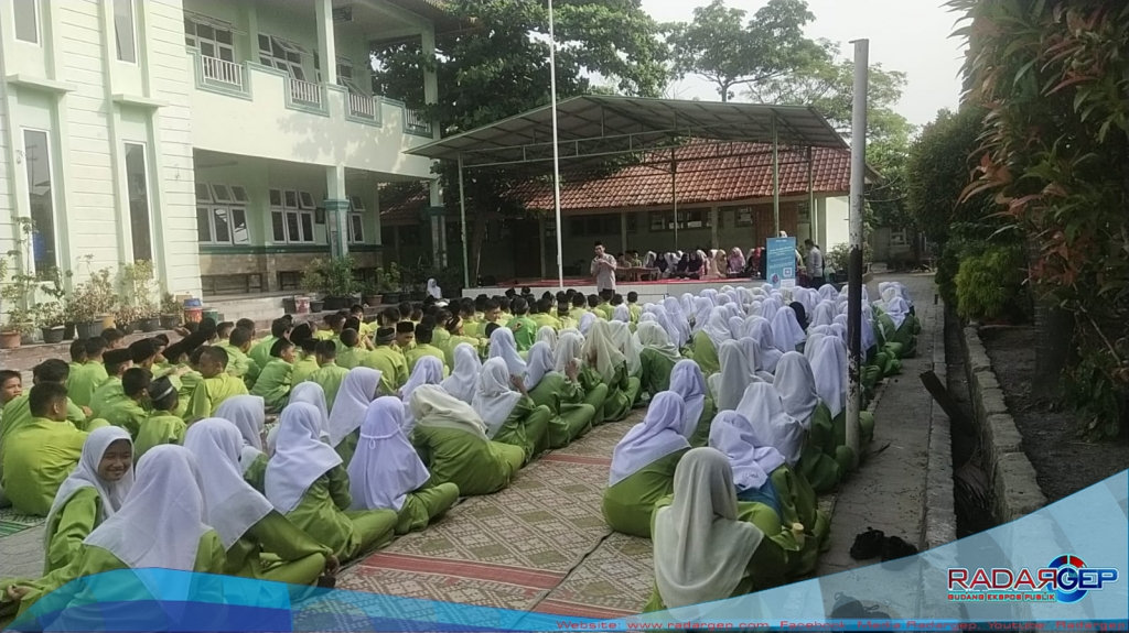 SMPN 18 Pekanbaru Gelar Tausiah di Halaman Sekolah
